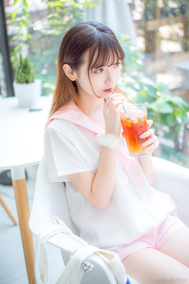 “这个没问题。”庞统微微舒了口气，幸好，吕征没有像他姐姐那样无法无天，要不然，庞统等人还真得头疼了。